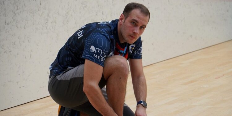 How do you play squash?